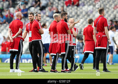 Wales' (l-R) James Collins, Sam Vokes, Gareth Bale, Aaron Ramsey, Joe Ledley AnJonathan Williams Aufwärmen vor dem Kick off während der UEFA Euro 2016, Gruppe B Spiel im städtischen Stadion, Toulouse. Stockfoto