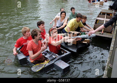 Cambridge University Studenten nehmen an der jährlichen Karton Bootsrennen entlang des Flusses Cam Teil. Stockfoto