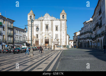 Brunnen auf dem Marktplatz Praça do Giraldo vor der Kirche Igreja de Santo Antão, Évora, Distrikt Évora, Portugal Stockfoto