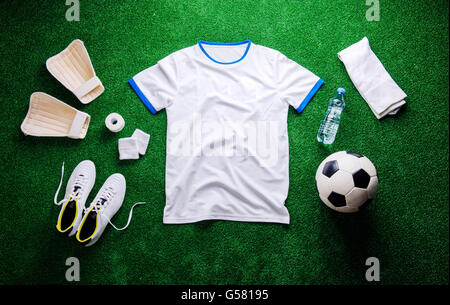 Fußball, Stollen und verschiedenen Fußball-Sachen gegen künstliche Stockfoto