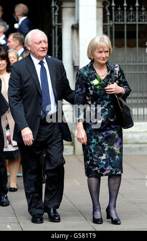 Ehemaligen Labour-Partei Führer Neil Kinnock und seine Frau Glenys, Baroness Kinnock von Holyhead, ermordet beim verlassen nach einem Service von Gebet und Gedenken zum Gedenken an MP Jo Cox, an St. Margaret in Westminster, Zentrum von London. Stockfoto