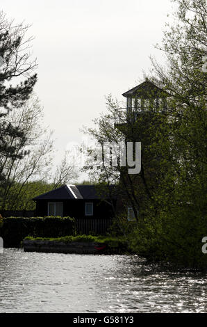 Waterside House mit einer Windmühle Aussichtsturm in der Nähe von Horning auf dem Fluss Bure in den Norfolk Broads, England. Stockfoto