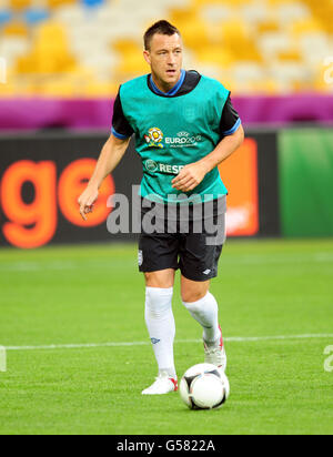 Fußball - UEFA Euro 2012 - Gruppe D - England Training - Olympiastadion. Der Engländer John Terry beim Training im Olympiastadion in Kiew Stockfoto