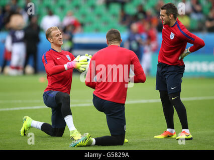 England Torhüter Joe Hart (links), Aufwärmen Tom Heaton (rechts) und Fraser Forster vor der UEFA Euro 2016, Gruppe B im Stade Geoffroy-Guichard, Saint-Etienne übereinstimmen. Stockfoto