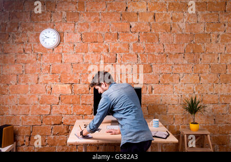 Unternehmer, die am Schreibtisch arbeiten, Rückansicht Stockfoto