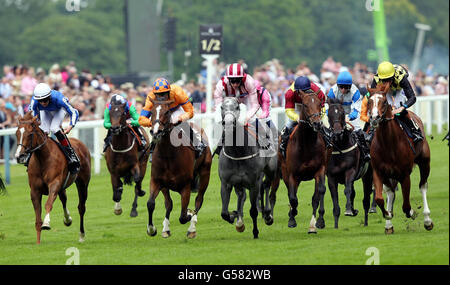 Ishvana unter Seamie Heffernan (zweite links in orange) gewinnt die Jersey Stakes am zweiten Tag des Royal Ascot Meetings 2012 auf der Ascot Racecourse, Berkshire. Stockfoto