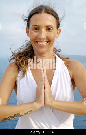 Model freigegeben: Attraktive junge Frau, Künstlerin Lena Tancredi, praktizieren Yoga vor dem Mittelmeer, Ibiza, Spanien Stockfoto