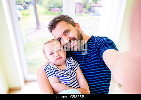 Nahaufnahme von Hipster Vater seine kleine Tochter hielt Stockfoto