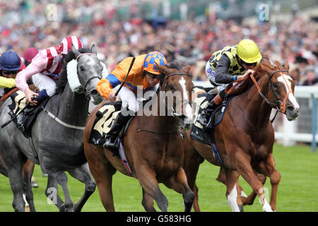 Ishvana (orange) mit Seamie Heffernan gewinnt die Jersey Stakes am zweiten Tag des Royal Ascot Meetings 2012 auf der Ascot Racecourse, Berkshire. Stockfoto