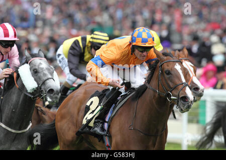 Ishvana (orange) mit Seamie Heffernan gewinnt die Jersey Stakes am zweiten Tag des Royal Ascot Meetings 2012 auf der Ascot Racecourse, Berkshire. Stockfoto