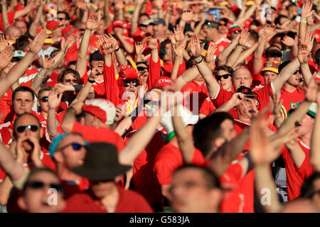 Wales-Fans jubeln auf ihrer Seite in den Ständen vor der UEFA Euro 2016, Gruppe B am städtischen Stadion, Toulouse übereinstimmen. Stockfoto