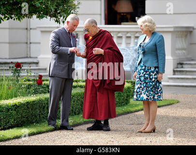 Der Prinz von Wales und die Herzogin von Cornwall begrüßen den Dalai Lama (Mitte) im Clarence House, London. DRÜCKEN Sie VERBANDSFOTO. Bilddatum: Mittwoch, 20. Juni 2012. Charles ist ein langjähriger Unterstützer des Exil-tibetischen spirituellen Führers, der von China als separatistische Bedrohung angesehen wird. Seit der Thronfolger zuletzt den Dalai Lama traf, führte er Gespräche mit dem chinesischen Präsidenten Hu Jintao und sprach das Thema Tibet mit dem Führer während der Gespräche in London im Jahr 2009 an. Die ältere buddhistische Figur kam in einem Chauffeur-gefahrenen Auto am Clarence House an und trat in die Tür des Stockfoto