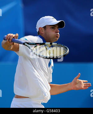 Andy Roddick aus den USA tritt am dritten Tag der AEGON International im Devonshire Park, Eastbourne, gegen Jeremy Chardy aus Frankreich an. Stockfoto