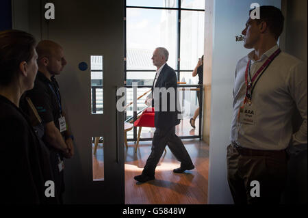 Labour-Chef Jeremy Corbyn kommt in den Sky Studios in West London, von einem Publikum von Jugendlichen und Sky News politischer Redakteur Faisal Islam über diesen Donnerstag EU-Referendum interviewt werden. Stockfoto