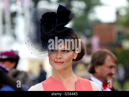 Pferderennen - The Royal Ascot Meeting 2012 - Tag Drei - Ascot Racecourse. Frau Max McNeill zum Ladies Day am Ladies Day beim Royal Ascot-Treffen 2012 auf der Ascot Racecourse, Berkshire. Stockfoto