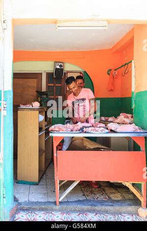 Metzger bei der Arbeit in seiner Werkstatt in Habana Vieja, Alt-Havanna, Kuba Stockfoto