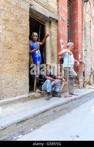 Havanna Straßenszene, drei kubanische Männer im Chat in La Habana Vieja, Kuba Stockfoto