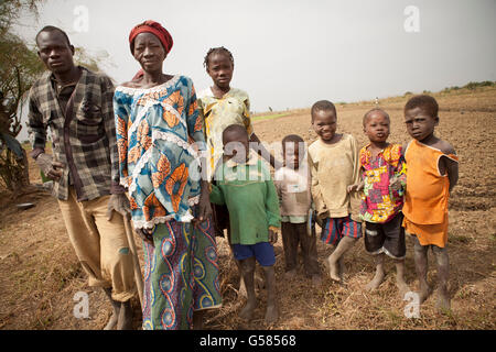 Eine Familie von Landwirten steht in einem Feld in Di Abteilung, Burkina Faso, Westafrika. Stockfoto