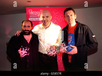 Von den (L-R) Comedians Omid Djalili, Lee Hurst und Lee Mack mit ihren Auszeichnungen für den besten Stand-up, herausragende Leistung und die beste Comedy Performance bei den Time Out Live Awards, die im Home Nachtclub auf dem Londoner Leicester Square ausgetragen wurden. Stockfoto