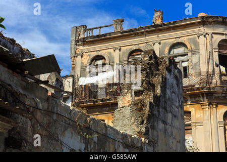 Verfallene historische Gebäude in Havanna Vieja, Alt-Havanna, Kuba Stockfoto