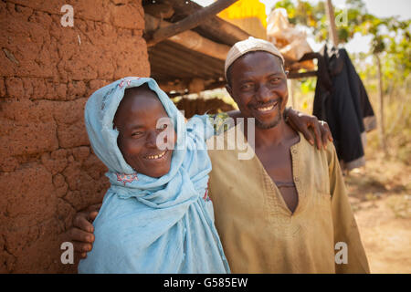 Mann und Frau stehen zusammen vor ihrem Haus in ländlichen Banfora Abteilung, Burkina Faso. Stockfoto