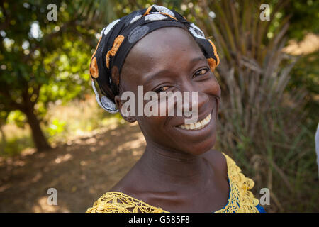 Eine Frau lächelt in Banfora Abteilung, Burkina Faso. Stockfoto