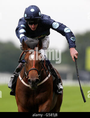 Reckless Abandon unter Adam Kirby gewinnt die Norfolk Stakes am dritten Tag des Royal Ascot Meetings 2012 auf der Ascot Racecourse, Berkshire. Stockfoto