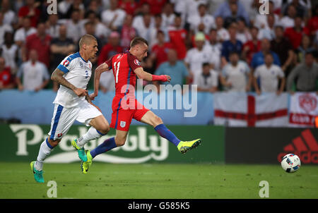 Englands Jamie Vardy (rechts) bekommt einen Schuss auf das Tor während der UEFA Euro 2016, Gruppe B-Spiel im Stade Geoffroy-Guichard, Saint-Etienne entfernt. Stockfoto