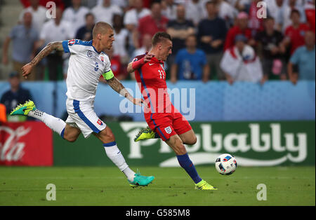 Englands Jamie Vardy (rechts) bekommt einen Schuss auf das Tor während der UEFA Euro 2016, Gruppe B-Spiel im Stade Geoffroy-Guichard, Saint-Etienne entfernt. Stockfoto