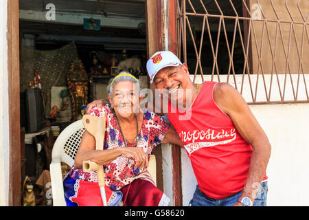 Senioren, kubanischen Paar glücklich lächelnd und Chatten in einer Straßenszene in La Habana Vieja, die Altstadt von Havanna, Kuba Stockfoto