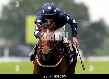 Reckless Abandon unter Adam Kirby gewinnt die Norfolk Stakes am dritten Tag des Royal Ascot Meetings 2012 auf der Ascot Racecourse, Berkshire. Stockfoto