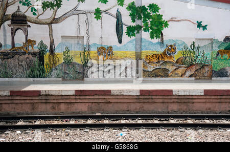 Das Bild der Malerei wurde am Sawai Madhopur Bahnhof, Indien aufgenommen. Stockfoto