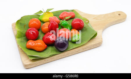 löschbar Nachahmung Früchte (Kanom aussehen Choup) auf hölzernen Platz Stockfoto