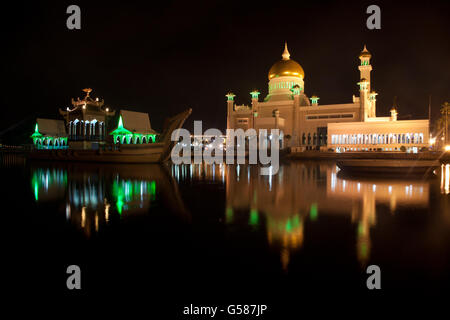 Wunderschöne Moschee in der Nacht Stockfoto