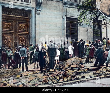 Der Bürgerkrieg Mit all Seinen Schrecken Brach in Spanien aus. Große Verluste ein Darm Und Leib Entstanden. Sterben Sie Gegeneinander Schlagenden Armeen Fochten Mit Größter Erbitterung, Der Krieg Zog Sich Durch Jahre Hin. Sterben Sie Verluste Wurden Immer Panzereinheiten. Europa, Spanien, Reisen, 1930er Jahre des 20. Jahrhunderts zu archivieren, Carl Simon, Geschichte, historische, beschädigen, Spanisch, Menschen, spanischer Bürgerkrieg, 1936-39, Bauschutt, Hand-farbigen Glas-Folie Stockfoto