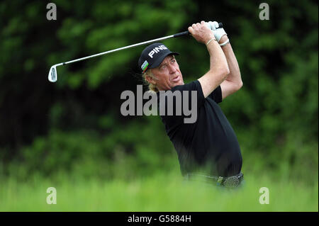 Am zweiten Tag der Wales Open im Celtic Manor, Newport, spielt der Spanier Miguel Angel Jimenez das 10. Abschlag. Stockfoto