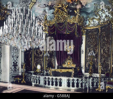 Spiegelgalerie in Schloß Linderhof Wurde in Den Letzten Jahrzehnten von König sterben Ludwig II. als bedrooms Stammlager. Dass Mit Einem Baldachin Überdachte Kostbare Bett Und der Große Postkartenansichten Kristallleuchter Sind Gediegene Kunstwerke. Im Linderhof hat der König Ein Viertel des Jahres Verlebt, Denn er Kam Alle Monate Und Blieb oft Viele Tage. Wir Verlassen Das Schloss Linderhof Und Kommen Nun Nach Kloster Ettal. Europa, Deutschland, Bayern, Oberammergauer Passionsspiel, 1910er Jahre, 1920er-Jahre des 20. Jahrhunderts, archivieren, Carl Simon, Geschichte, historische, Performance, Theater, König, Royal, Monarchie, Innenraum, c Stockfoto