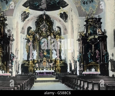 Schöne Altäre Machen Mit Ihren Vortrefflichen Schnitzereien Einen Guten Eindruck in der Kirche von Oberammergau. Eine Wundervolle Orgel, sterben eine Schönheit Und Klangfülle sterben Ettaler Übertrifft, Wurde Nach Dem Passionsspiele 1890 der Gemeinde Zum meistverkauftes Gemacht.   Europa, Deutschland, Bayern, Oberammergauer Passionsspiel, 1910er Jahre, 1920er-Jahre des 20. Jahrhunderts, archivieren, Carl Simon, Geschichte, historische, Performance, Theater, Kirche, Innenraum, Altar, Architektur, Halle Stockfoto