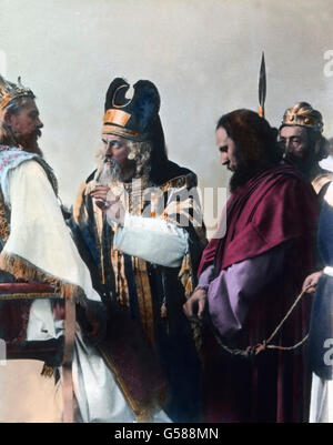 Bei Kaiphas Sind Alle Hohepriester Öltesten Und Schriftgelehrten Versammelt, um Christus Zu Erwarten. Viele Falsche zusammen Werden Thema, Aber Ihr Zeugnis bei Nicht Überein. Europa, Deutschland, Bayern, Oberammergauer Passionsspiel, 1910er Jahre, 1920er-Jahre des 20. Jahrhunderts, archivieren, Carl Simon, Geschichte, historische, Performance, Theater, Männer, Bühne, Schauspieler, Gericht, Jesus Christus, Priester, Hohepriester, Stockfoto