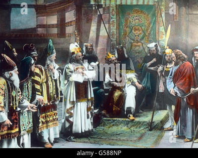 Christus Wird Nonne Vor Herodes Geschleppt, wo er Neue Schmach Erfahren Soll. Herodes Verlangt von Jesus Wunder Zu Sehen, Doch aber Schweigt. Hohn Und Spott Sind die Folge. Europa, Deutschland, Bayern, Oberammergauer Passionsspiel, 1910er Jahre, 1920er-Jahre des 20. Jahrhunderts, archivieren, Carl Simon, Geschichte, historische, Performance, Theater, König, Gericht, Gruppe, Verfolgung, Jesus, Christus, Männer, Bühne, Schauspieler, Verkleidung, verkleidet Stockfoto