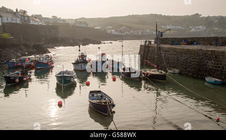 Kleine Fischerboote vertäut im Hafen, Coverack, Cornwall, England, UK Stockfoto