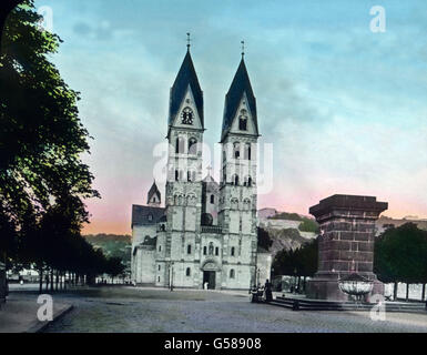 Ein Wichtiges Dokument Romanischer Baukunst bin Mittelrhein ist sterben St. Castorkirche Zu Koblenz. Sterben Sie Auf Den Flüchtigen Küchenteam Blick Einheitliche Erscheinung Täuscht; sterben Sie Baugeschichte ist Voller Probleme. Im Ganzen Erkennt Man Einen Durchgreifenden Umbau Unter Erzbischof Johann I. von Trier in Den Jahren 1190 1212. Ölter Sind Im Heutigen Bestande Das Chorquadrat Und sterben Westtürme. Auffallend Gering ist der Abstand der Türme Untereinander. Ihre Sehr Altertümlichen Zierformen, Pilasterkapitelle in Den Untersten Geschossen Schwerpunktfeldern Auf Das 10. Halbmonatsschrift Hin. Europa, Deutschland, Architektur, Kirche Stockfoto