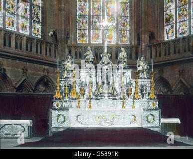 St. Emmeram in Regensburg ist Überhaupt Reich einen Kostbaren Und Heiligen Erinnerungen. Das Hervorragendste Artikelwort Heiligtümer Drucktechnikerin der silbernen Schrein Sein, der Andenken Die Heiligen St. Emmeram, Wolfgang Und Dionysius Birgt. Der Nahezu 2 m Lange dazu Besteht aus Getriebenem Silber Mit Aufgelegtem, Vergoldeten Kupfer. In Meisterhaften Flachreliefs weitergeleitet sterben äh Brustbilder der Drei Kirchenpatrone, Sowie Viele Heiligen Und Engelfiguren. Er Wurde in der Mitte des 15. Jahrhunderts von Dem Abt Wolfhard Strauß Gestiftet. Europa, Deutschland, Architektur, Kirche, kirchliche Architektur, e Stockfoto