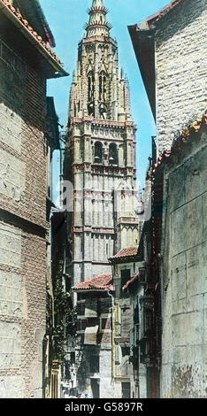 Sterben Sie Kathedrale von Toledo ist Frühgotisch. Da die Stadt Schon 160 Jahre Vor Sevilla wurde Geworden War, ist der Bau Artikelwort Kirche Zu Einer Zeit Begonnen Worden, als Noch Eine Andere Baugesinnung Herrschte. Wie Ein Triumpfmal des Belagerungen Ragt Artikelwort Stolze Vielgegliederte Riesige Turm aus Den Engen Gassen der Altstadt in Die Lüfte Empor.  Europa, Spanien, Reisen, Kastilien, Toledo, Catedral de Santa Maria De La Asunción de Toledo, Kathedrale von Toledo, 1910er Jahre, 1920er-Jahre des 20. Jahrhunderts, archivieren, Carl Simon, Geschichte, historisch, Stadt, Stadt, Kirche, Kathedrale, Architektur, 13. Jahrhundert, hand Farbglas Stockfoto