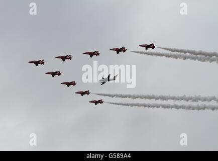 Die Royal Air Force Red Arrows führen einen Überflug mit RAF King Air Passagierflugzeug in Cosford Air Show Stockfoto