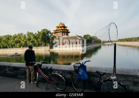 Shanghai, China - 18. August 2015: Ein älterer Mann Angeln an der nordwestlichen Mauer der verbotenen Stadt in Peking. Stockfoto