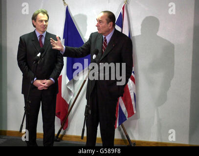 Der französische Präsident Jacques Chirac (R) mit dem britischen Premierminister Tony Blair bei einem Besuch des Flughafens von Teeside. Chirac besuchte Irland, bevor er nach Britisch flog. Stockfoto