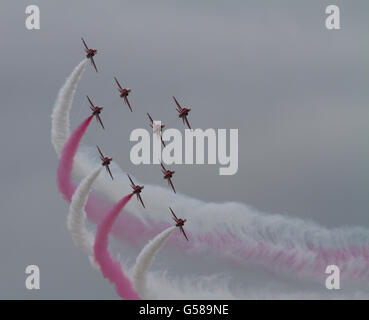 RAF Aerobatic Anzeige Team, die Red Arrows in "Typhoon" Formation mit roten und weißen Rauch Stockfoto