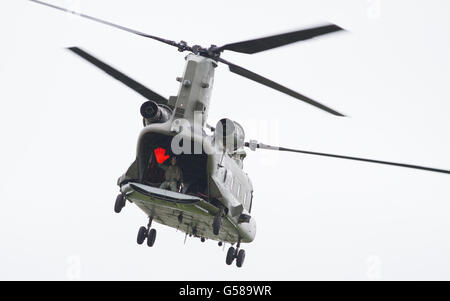 Chinook-Hubschrauber Display Team geben dem Publikum eine große Hand in Cosford Air Show 2016 Stockfoto