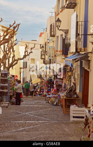 Geschäfte in den engen Gassen von Peniscola Spanien Stockfoto